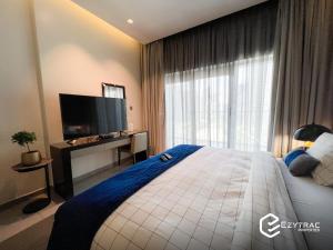 um quarto com uma cama grande e uma televisão em Studio at Damac Majestine, Business Bay by Ezytrac Vacation homes em Dubai