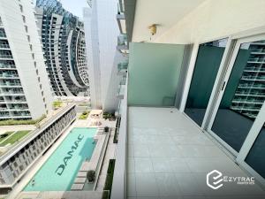 uma vista a partir da varanda de um edifício com piscina em Studio at Damac Majestine, Business Bay by Ezytrac Vacation homes em Dubai