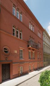 ブダペストにあるバスティオン ホテル ブダペストの赤い建物(横にバルコニー付)