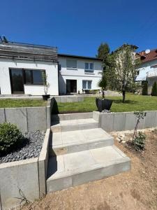 un insieme di gradini di cemento davanti a una casa di Stilvolles Apartment nahe Therme und PreZero Arena a Sinsheim