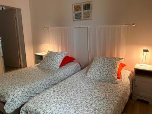 twee bedden naast elkaar in een slaapkamer bij Séjour au vert in Vert