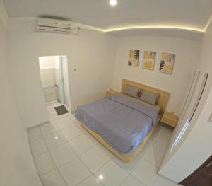 1 dormitorio pequeño con 1 cama en una habitación en Joglo Riverside, en Kejayan