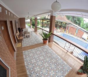 un pasillo vacío con una piscina en una casa en Joglo Riverside, en Kejayan