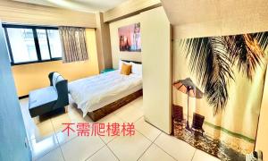 a bedroom with a bed and a palm tree at 一中北極熊 in Taichung