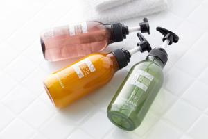 due bottiglie di alcol su un pavimento piastrellato di Hotel New Otani Hakata a Fukuoka