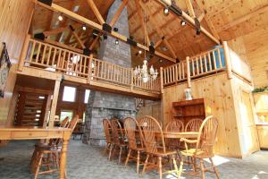 comedor con mesa, sillas y chimenea en Spacious 8bd7ba Log Home on Beltzville Lake in Southern Poconos - No Prom en Lehighton