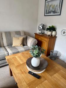 a living room with a couch and a coffee table at Lovely 2 bed apartment sleeps 5 in Abingdon