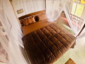 Un pat sau paturi într-o cameră la The Creek Villa ella