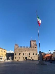 a flag on a pole in front of a castle at Attico96 Intero appartamento in centro storico in Marostica