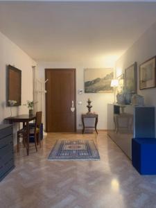 a living room with a table and a door at Attico96 Intero appartamento in centro storico in Marostica