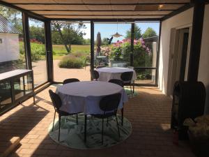 2 mesas y sillas sentadas en un patio en Harvey`s Bed & Breakfast, en Hjørring