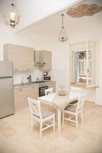 een keuken met een tafel en stoelen en een koelkast bij Casa vacanza Colosseo 2 in Rome