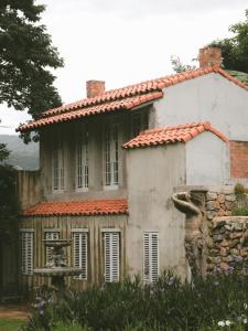 una vieja casa con una estatua delante de ella en Home Tower tree เชียงใหม่, en Pong Yaeng