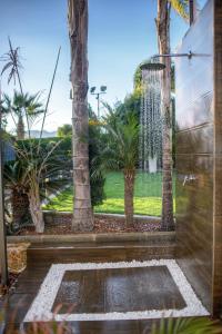 拉納卡的住宿－Oasis By The Sea - Cyprus，从花园的淋浴门上可欣赏到风景