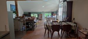 een keuken en eetkamer met tafels en stoelen bij De Moane in Akelsbarg