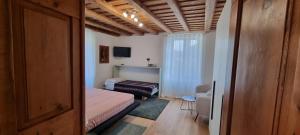 ein Schlafzimmer mit einem Bett und einem TV in einem Zimmer in der Unterkunft Ex Pretura Austriaca in Vezzano