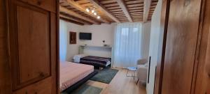 TV a/nebo společenská místnost v ubytování Casa Vacanza Ex Pretura Vallelaghi
