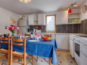 Jau-Dignac-et-LoiracにあるHoliday Home Pontac-Gadet 2 - JDL101 by Interhomeのキッチン(テーブル、青いテーブルクロス付)