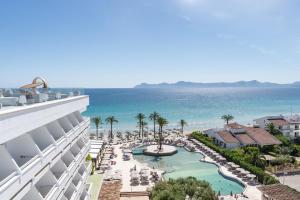 een luchtzicht op het hotel en het strand bij Hotel Condesa in Port d'Alcudia