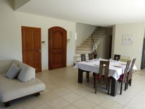un comedor con mesa y sillas y una escalera en Holiday Home La Garrigue - PUJ100 by Interhome, en Pujaut