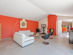 Saint-Cézaire-sur-SiagneにあるHoliday Home Arbelle - SCZ110 by Interhomeの赤い壁のリビングルーム(白いソファ付)