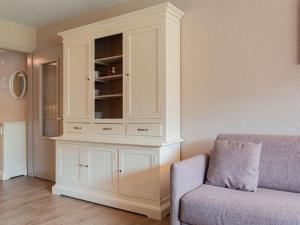 Cabaña blanca grande en una sala de estar con sofá en Apartment Rosablanche C61 by Interhome, en Siviez