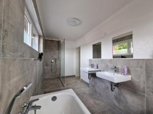 a bathroom with two sinks and a bath tub at Tolstov Apartments - 4 Room Apartments - 30 Min Messe DUS in Neuss