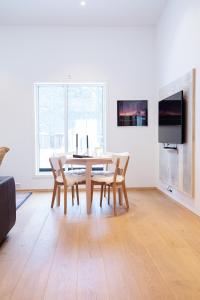 Televisyen dan/atau pusat hiburan di GLØD Boutique Apartment