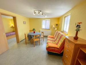 馬爾科勒塞姆的住宿－Apartment Résidence jaune et rose-1 by Interhome，客厅配有沙发和桌子