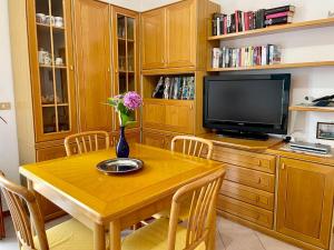 una sala da pranzo con un tavolo e una tv di Holiday Home Romina - DMA175 by Interhome a Domaso