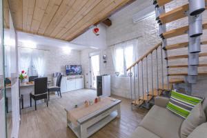 sala de estar con escalera y sala de estar con mesa en Cottage Brione - Happy Rentals en Arco