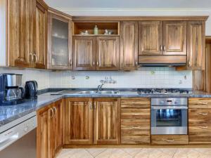 Kuchyňa alebo kuchynka v ubytovaní Holiday Home Villa Helena by Interhome + 37 fotografií