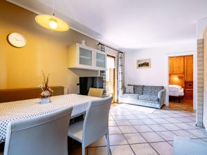 ein Esszimmer mit einem Tisch und einem Sofa in der Unterkunft Apartment Carmen-3 by Interhome in Soraga