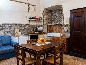 バニョレージョにあるApartment La Capraccia-4 by Interhomeのキッチン(テーブル、フルーツボウル付)