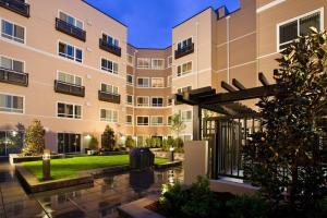 a view of the courtyard of a building at Downtown Bellevue 2BR w WD Storage nr Shops SEA-223 in Bellevue