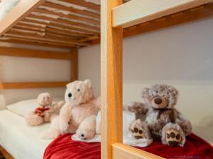 eine Gruppe ausgestopfter Teddybären auf einem Etagenbett in der Unterkunft Apartment Mont Fort 43 by Interhome in Siviez