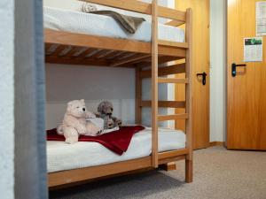zwei Teddybären auf einem Etagenbett in der Unterkunft Apartment Mont Fort 43 by Interhome in Siviez