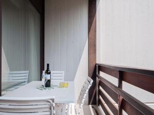 - une bouteille de vin assise sur une table sur un balcon dans l'établissement Apartment Rosablanche C64 by Interhome, à Siviez