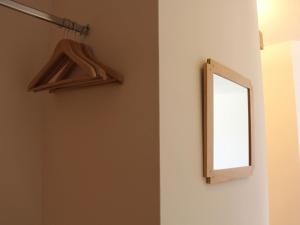 ein Spiegel hängt an einer Wand neben einer Wand in der Unterkunft Apartment Meribel 1 by Interhome in Villars-sur-Ollon