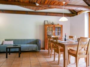 een woonkamer met een tafel en een bank bij Holiday Home Rustico Tecc du Martin by Interhome in Leontica
