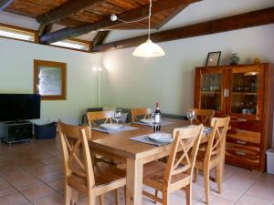 Restoran ili drugo mesto za obedovanje u objektu Holiday Home Rustico Tecc du Martin by Interhome