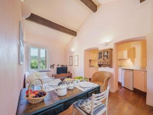 eine Küche und ein Wohnzimmer mit einem Tisch und Obst darauf in der Unterkunft Apartment Casa della Dalcisa by Interhome in Sestri Levante