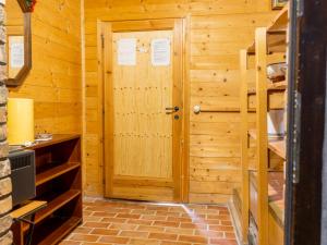 バニョレージョにあるHoliday Home La Capraccia-1 by Interhomeのキャビン内の木製ドア付きの部屋