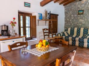 een keuken en een woonkamer met een tafel met een fruitschaal bij Apartment La Capraccia - BOL334 by Interhome in Bagnoregio