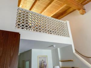カズラノにあるApartment Parcolago - Utoring-57 by Interhomeの木製の天井の階段付きの部屋
