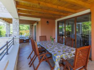 una sala da pranzo con tavolo e sedie sul balcone di Holiday Home Villa Anamaria by Interhome a Plovanija