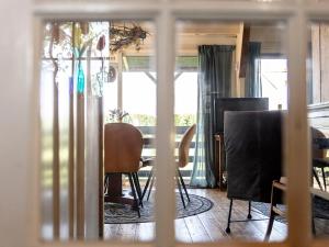 - Vistas a un comedor con mesa y sillas en Holiday Home Polderzicht by Interhome, en Zuid-Beijerland