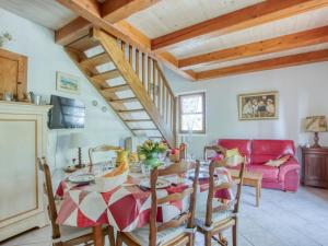 - une salle à manger avec une table et un canapé rouge dans l'établissement Holiday Home Le Brulat by Interhome, au Castellet