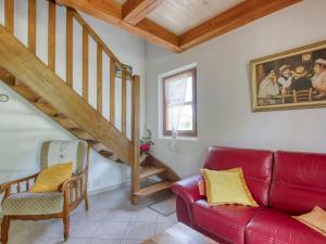 - un salon avec un canapé rouge et un escalier dans l'établissement Holiday Home Le Brulat by Interhome, au Castellet