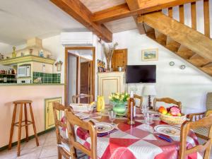 - une cuisine et une salle à manger avec une table et des chaises dans l'établissement Holiday Home Le Brulat by Interhome, au Castellet